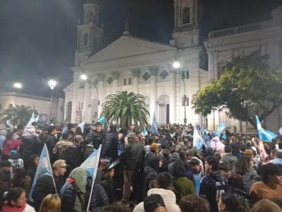 Más de 3.000 paranaenses festejaron el triunfo de la selección y la Policía ya prepara el operativo para el partido con Inglaterra