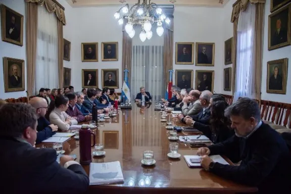 El gobernador encabezó la reunión de Gabinete con los temas obras, producción, salud y energía como ejes de trabajo