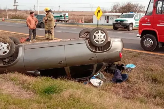 Familia entrerriana volcó su auto cuando regresaba del fin de semana largo por la Ruta 12