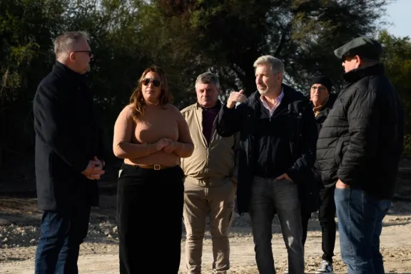 Frigerio recorrió las obras en el acceso pavimentado a Puerto Curtiembre