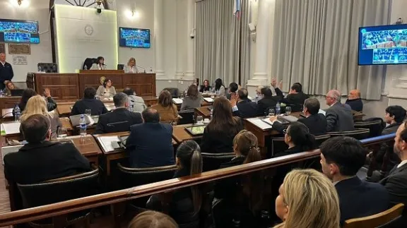 En medio de una fuerte protesta y con dos votos del PJ, el Senado aprobó la reforma jubilatoria