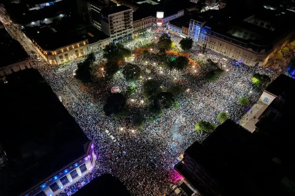 Así estuvo la Plaza 1º de Mayo de Paraná después del partido contra Inglaterra. (Foto: Shotby555)
