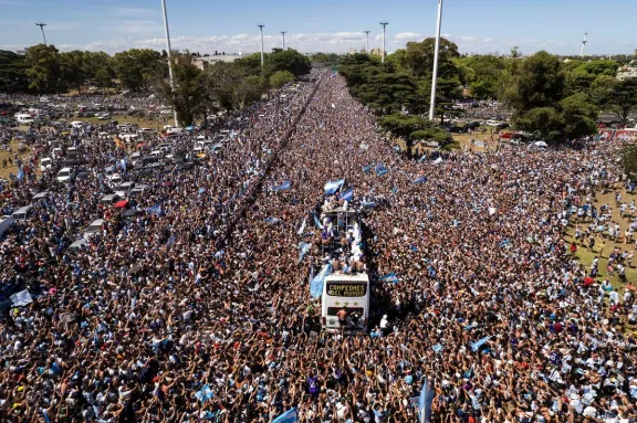 Descenso en Ezeiza y helicópteros. Un plan para el regreso de los jugadores va ganando terreno y aparecen dos lugares posibles
