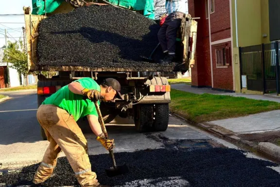 Paraná: El Plan Calle a Calle continúa con trabajos de bacheo en Villa Hermosa
