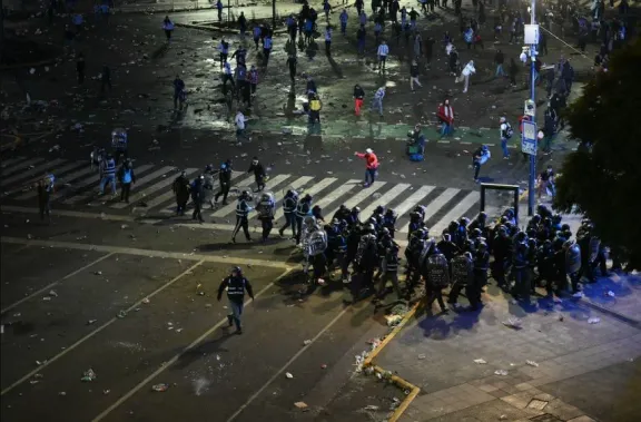Se registraron disturbios en el Obelisco tras la derrota de la Selección: hay al menos 15 detenidos