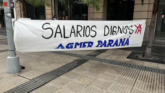 Agmer Paraná estimó en un 85% el acatamiento al paro y realizó una volanteada en la Plaza 1º de Mayo