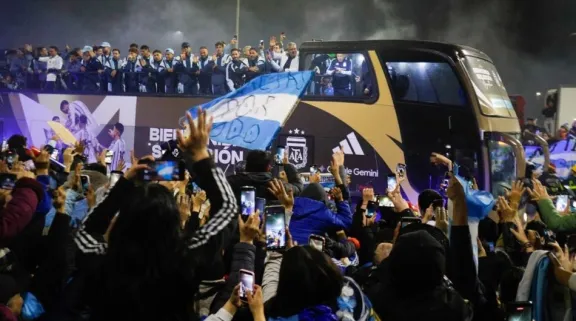 La Selección volvió del Mundial: multitud en Ezeiza, micro descapotable y un emotivo recibimiento