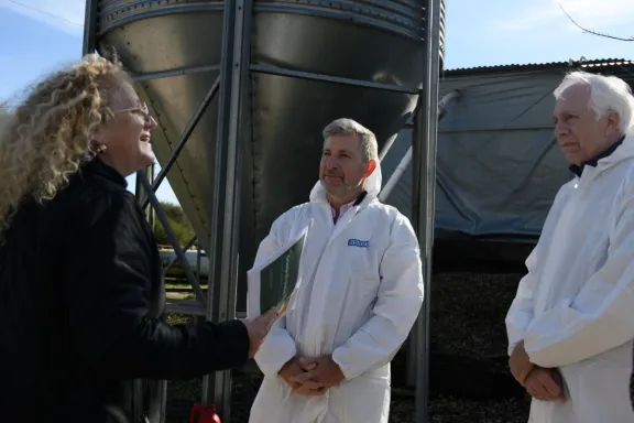 En una visita a una granja avícola en La Paz, Frigerio destacó el impacto de la energía renovable en la producción