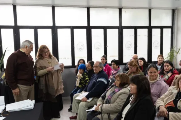 Más familias de Santa Elena contarán con las escrituras de sus viviendas sociales