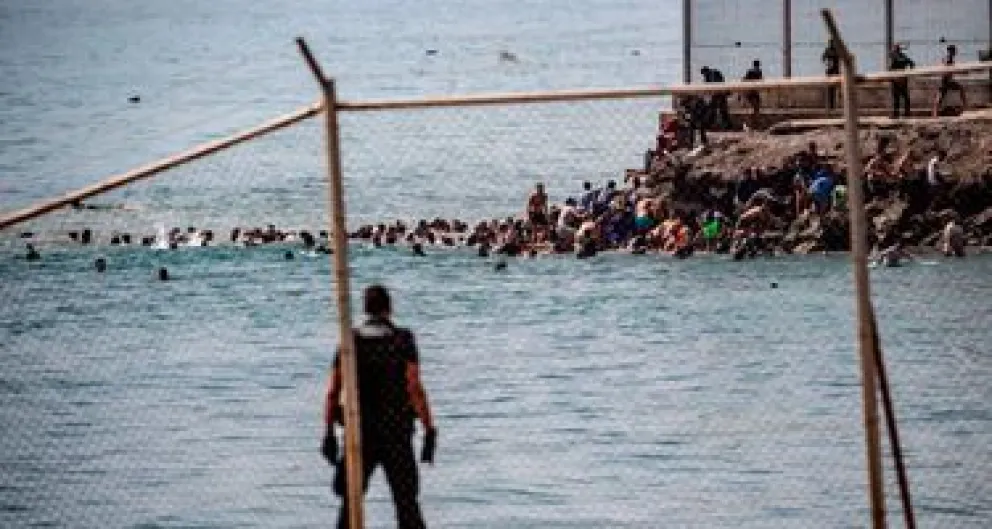 Migrantes cruzaron desde Marruecos hacia el enclave español de Ceuta