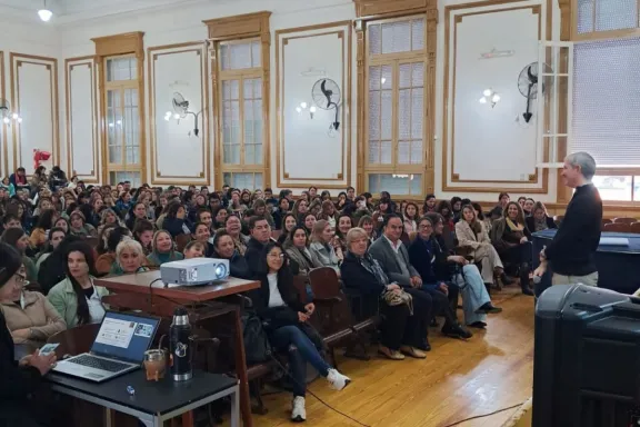 Más de 600 docentes participaron en Gualeguaychú de una jornada de #HablemosDe sobre consumos digitales y ciberbullying