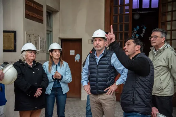 El gobernador recorrió en Diamante la obra de restauración de la Escuela Independencia