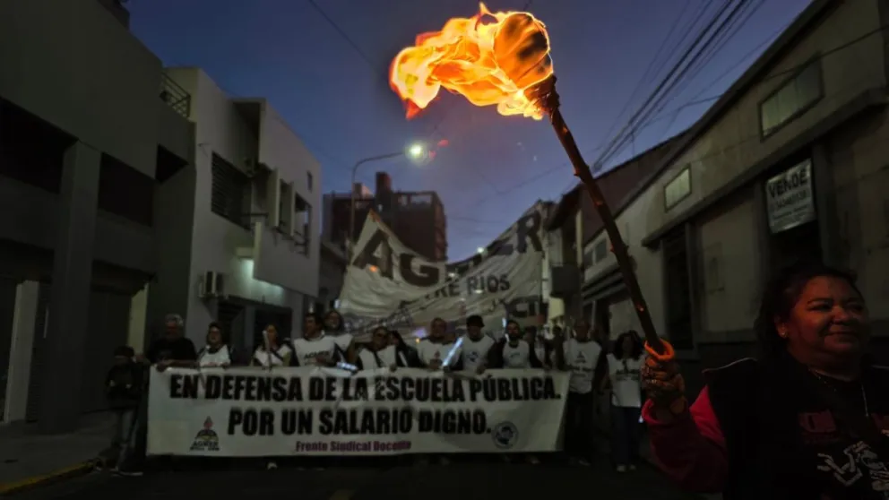 Movilización de antorchas de Agmer en Paraná. Foto de APFDigital. 