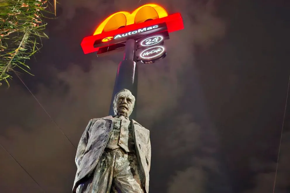 El momunento se encuentra actualmente en la esquina de Echague y L. Alem. 
