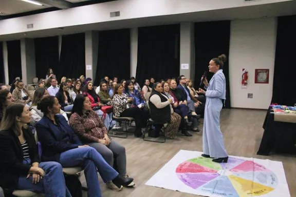 El Gobierno provincial brindó en Paraná recursos para fortalecer los vínculos cotidianos de la crianza