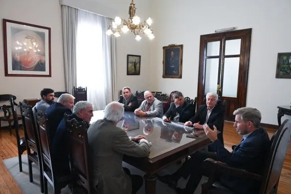 Frigerio recibió a representantes de CRA y Farer para analizar la situación de los caminos rurales