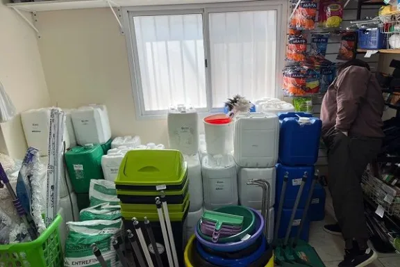 Investigan a un comercio de Libertador San Martín por vender productos de limpieza en bidones de agroquímicos