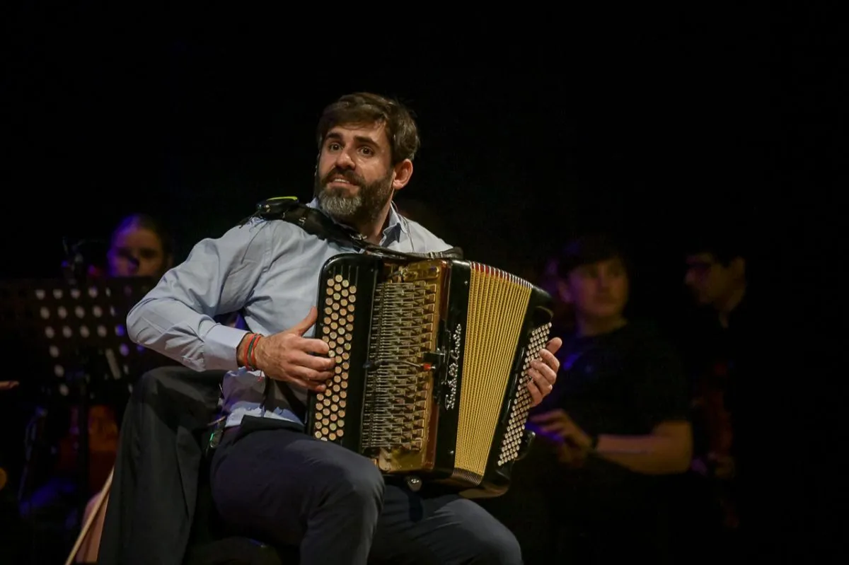 Juan Manuel Bilat y la Orquesta Sinfónica Municipal de Crespo rindieron homenaje a Jorge Méndez
