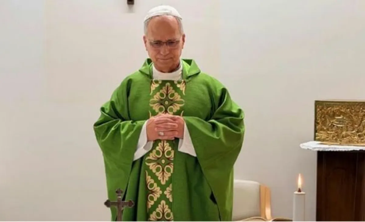 La primera foto del papa León XIV tras su operación: celebró una misa en la clínica