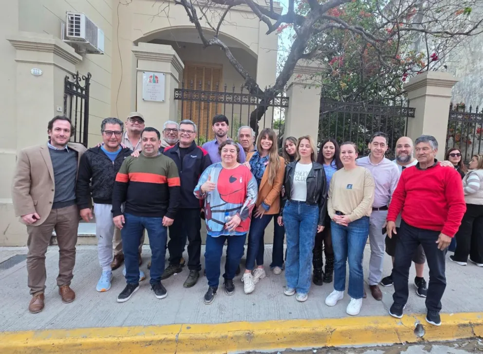 Carina Farías y parte de la nueva Comisión Directiva de APL. Foto de APFDigital