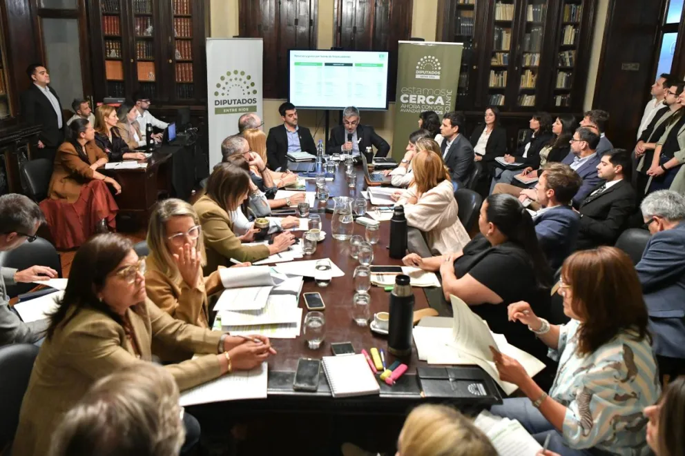 Foto archivo de la reunión anterior de la Comisión de Hacienda.